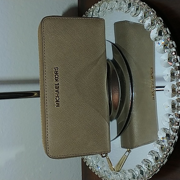Michael Kors Wallet 8x4 Like New - Picture 2 of 8
